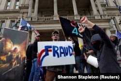 Прихильники президент Дональда Трампа вимагають перерахунку голосів після того як Джо Байдена оголосили в ЗМІ переможцем президентських виборів. Місто Лансінґ, штат Мічиган, 8 листопада 2020 року