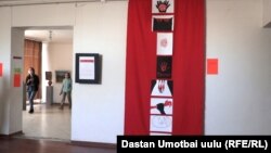 Көргөзмөгө коюлган чыгармалардын бири.