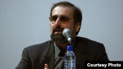 آقای داوری پیشتر هم به اعتراضات به ثبت نام احمدی‌نژاد پاسخ داده بود.