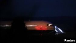 A brit sajtó szerint ez a repülőgép vitte volna a kitoloncolt menedékkérők első csoportját Ruandába a védelmi minisztérium Boscombe Down bázisáról. Wiltshire, Nagy-Britannia, 2022. június 14.