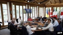 Președintele Ucrainei, Volodimir Zelenski, se adresează liderilor G7 într-o transmisie video, în timpul sesiunii de lucru din 27 iunie 2022 la castelul Elmau