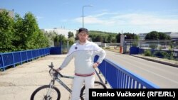 Milutin Kličković, dugogodišnji radnik Fijata, sa biciklom koji je kupio od prve plate, fotografisano 2022.