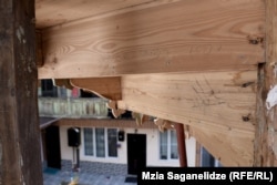 წარწერა კიბეზე "ფრთხილად თავი"