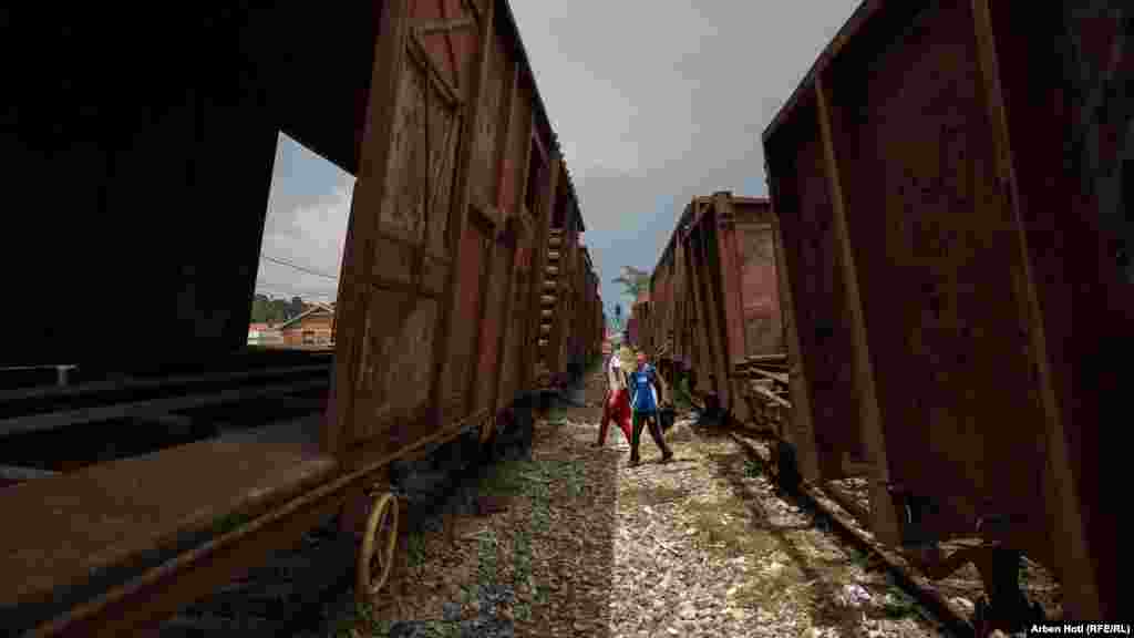 Vagonë të ndryshkur në stacionin e trenit në Bardh të Madh.&nbsp;Hekurudhat e Kosovës nuk janë mirëmbajtur siç duhet që nga fillimi i viteve &lsquo;90, kur edhe kanë filluar luftërat në territorin e ish-Jugosllavisë. Me gjithë planet për investime që kanë shpallur autoritetet e Kosovës, hekurudhat mbeten të vjetra dhe vende-vende të shkatërruara.