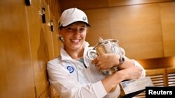 Швьонтек с купата си от Ролан Гарос, 4 юни 2022 г.