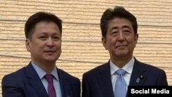 Мирлан Арстанбаев жана Синдзо Абэ. 