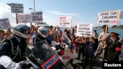 Policija pored demonstranata u Sidneju od kojih su neki obučeni u nacističke uniforme (arhivska fotografija)
