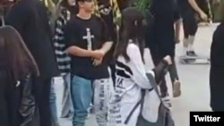 Ирандын көчөлөрүндөгү жоолуксуз чыккан кыз.