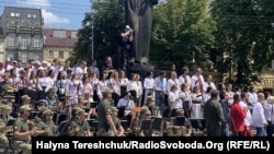 Исполнение песни "Червона калина" во Львове