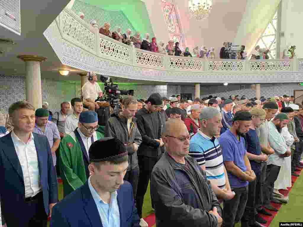 Besimtarët duke falur Kurban Bajramin në xhaminë Lala-Tulpan, Ufa në&nbsp;Bashkortostan të Rusisë
