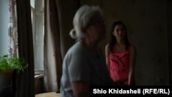 Джульета Пашаева (на заднем плане)