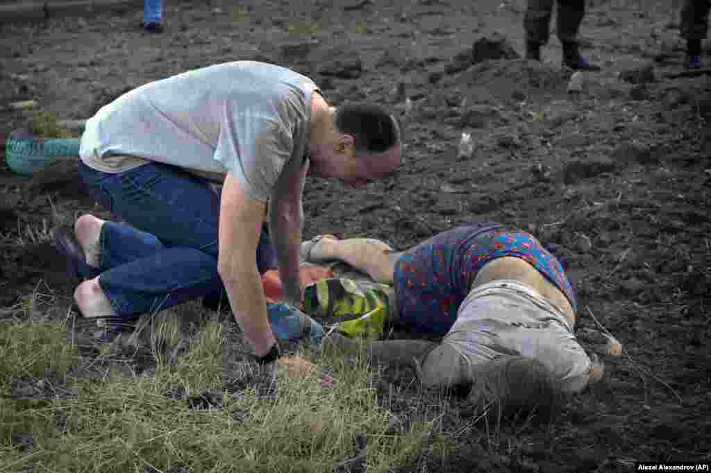 Egy&nbsp;férfi siratja barátnőjét a Donyecki régióban található Kalininszkijban június 9-én