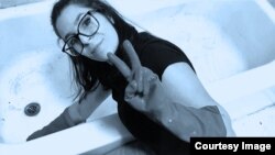 „Olyan embereknek vagy olyan családoknak szeretnék segíteni, akik úgy el vannak veszve, mint ahogy én el voltam. Szeretném megmutatni, hogy ilyen nagy rendetlenséget is rendbe lehet hozni, mert a környezet nagyban befolyásolja a depressziót” – mondta Fodor Barbi