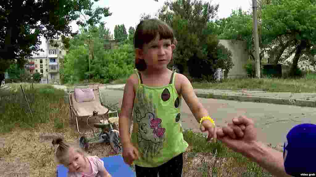 Egy kislány Licsicsanszkból. Anyja úgy döntött, a hatóságok kérése ellenére nem menekülnek el az orosz csapatok által csaknem teljesen körbekerített városból