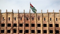 «Это неуместно, даже кощунственно». Сухумский опрос о «Президент-Отеле»