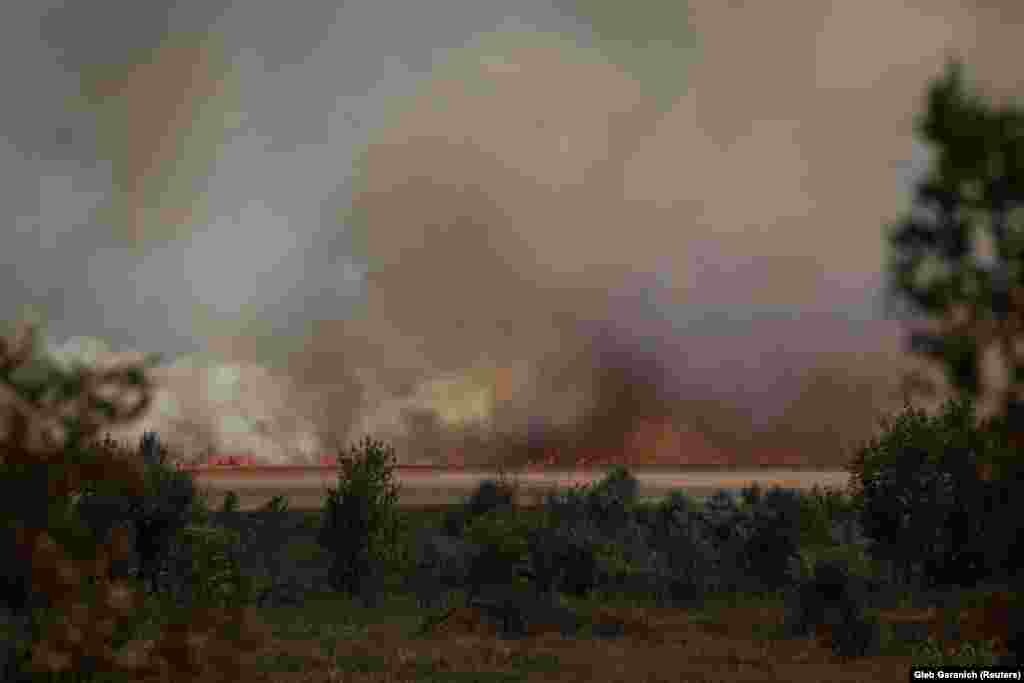 Pšenično polje u regionu Donjecka gori nakon što je tokom granatiranja pogođena ta oblast. Ruske snage koristile su više vazdušnih udara kako bi nastavile sa svojim naporima da preuzmu kontrolu nad istočnom regijom Donbas u Ukrajini. &nbsp;