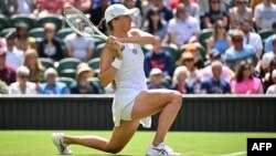 Ига Швьонтек по време на мача си с Яна Фет на Уимбълдън, с който постигна серия от 36 поредни победи, 28 юни 2022 г.