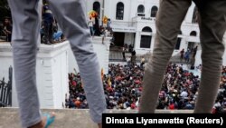 Demonstranti protestuju u prostorijama predsedničkog doma, nakon što je predsednik Gotabaja Radžapaksa pobegao, usred ekonomske krize u zemlji, u Kolombu, Šri Lanka, 9. jula 2022.