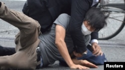 Абэге кол салды деп шектелип жаткан адам.