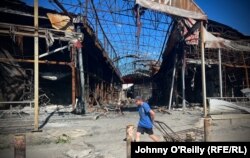 A 75 hektáros piacot egykor Európa legnagyobbjának tartották. „Nem fogom hagyni, hogy a Kremlben ülő idióta térdre kényszerítsen” – mondta Olekszij Cselisev férfiruhaárus