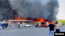 Русия удари търговски център в Кременчук, централна Украйна. Вътре е имало над 1000 души. 27 юни 2022 г.