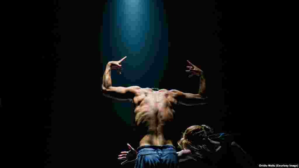 Nevoia de mângâiere - Kibbutz Contemporary Dance Company, Israel, coregrafia, scenografia și luminile: Rami Be&rsquo;er, dansatori: May Assor, Léa Bessoudo, Anastasia Cheshun, Megan Doheny, SuJeong Kim, Ilya Nikurov, Dvir Levi. Be&rsquo;er abordează aici concepte precum identitatea, caracterul străin, opresiunea, discriminarea, libertatea, apartenența, imigrarea, patria. Un memorabil spectacol de dans contemporan (&bdquo;Nivelul tehnic al companiei este excepțional!&rdquo; &ndash; Ruth Eshel), despre ceea ce, în fond, ni se-ntâmplă tuturor azi: injustiție, războaie, milioane de refugiați.