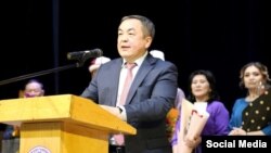 Тенгиз Бөлтүрүк. Маданий иш-чаралардын бириндеги сүрөт.
