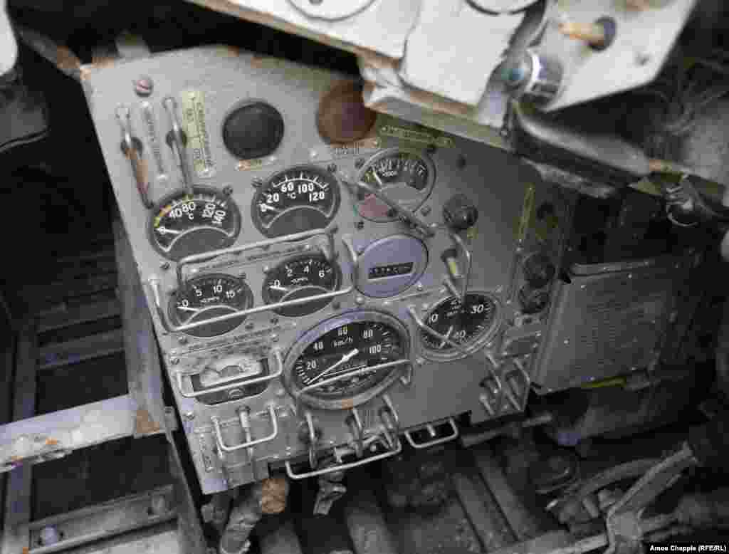 Merači u tenku T-90A David, češki vojni entuzijasta koji je posetio izložbu, kaže da je iskoristio priliku da vidi moderno rusko oružje unutar zemlje NATO-a, ali je bio zatečen ljudskom tragedijom koju su mašine verovatno predstavljale. &bdquo;Dve godine sam proveo na vojnoj akademiji, pa ne mogu da ne pomislim na vojnike koji su bili u vozilima. Možda su preživeli, možda nisu.&quot;