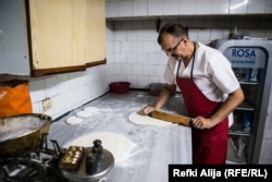 Eroll Hamza nga Prizreni duke përgatitur bakllavanë e Bajramit.