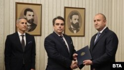 Президентът Румен Радев връчи проучвателен мандат за съставяне на правителство на Асен Василев