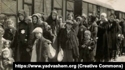 Прибуття потягу із закарпатськими євреями до нацистського концтабору Аушвіц. 1944 рік (фото Яд Вашем)