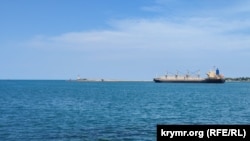 Балкер «Матрос Позынич» у выхода из Севастопольской бухты