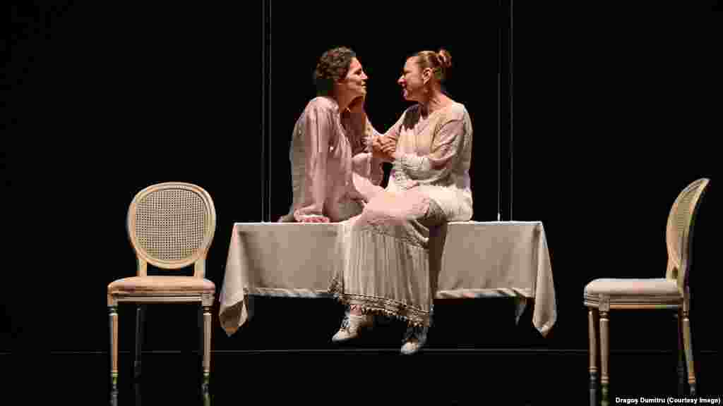 Mamă - Teatrul Naţional &quot;Radu Stanca&quot; din Sibiu, România, text: Marta Barceló, regia: Mariana Cămărășn, scenografia: Dragoș Buhagiar, cu: Diana Lazăr și Cendana Trifan. Un spectacol intim despre rolurile de mamă și fiică, despre provocările, respectiv satisfacțiile care decurg din ele.