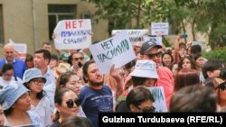 Свердлов райондук сотунун алдындагы митинг. Бишкек. 8-июль, 2022-жыл.