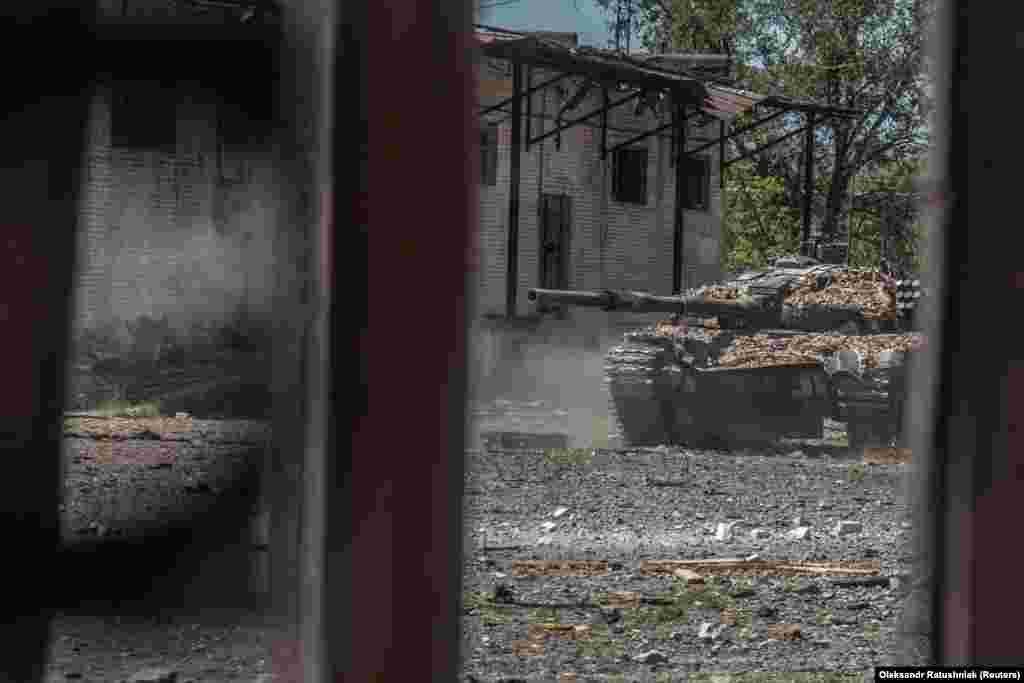 Украински тенк се преместува во позиција во индустриска област во Северодоњецк. Руските сили продолжуваат да го бомбардираат Донбас, обидувајќи се да ги опколат последните џебови на украинскиот отпор во опколените градови Лисичанск и Северодоњецк.