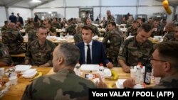 Președintele Emmanuel Macron nu s-au oprit la București, cum a făcut vicepreședintele american Kamala Harris, sau Jill Biden, prima doamnă a SUA. A mers direct la baza NATO, unde se află 500 de militari francezi.