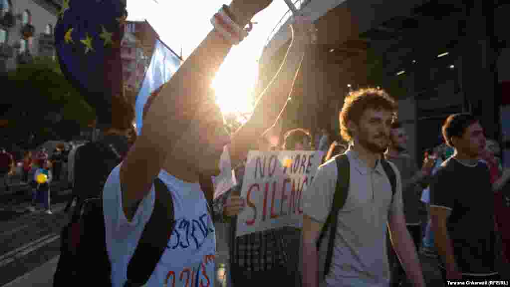 24-июнда Тбилисиде грузиндер евроинтеграцияны колдоо митингине чыккан учур. (Тамуна Чкареули)