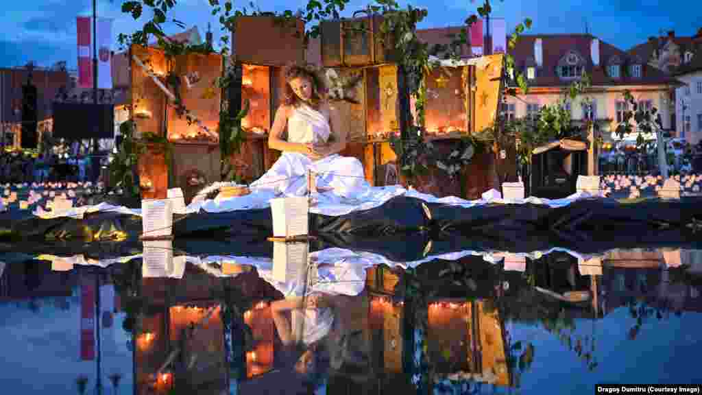 Labirintul luminilor &nbsp;- Theater ANU, Germania, text: Stefan Behr, regia: Bille Behr &amp; Stefan Behr, scenografie: Martin Thoms, cu: Bärbel Aschenberg, Alexandru Cirneala, Irene Fas Fita. &nbsp;montare amplă, în Piața Mare din Sibiu, cu 3.500 de lumânări, 300 de valize vechi organizate în turnuri de valize, fântâni de valize și valize de oaspeți, cu opt personaje într-o mare de lumini. În programul festivalului se specifică: &bdquo;Durata unei vizite este de 90 de minute, timp în care vizitatorii își pot alege liberi parcursul, fiecare în ritmul lui. Unele scene se repetă secvențial, încât, chiar dacă sosești la 21:30 sau la 22:15, vei fi părtaș la aceeași aventură&rdquo;.