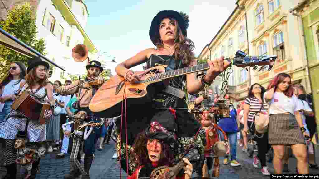 O fantezie muzicală - Grande Cantagiro Barattoli, Italia. În spiritul vechii tradiții a muzicienilor și a păpușarilor itineranți, spectacolele companiei sunt gândite exclusiv pentru spații deschise, în două variante: show-uri mobile (marching band), cu muzică și marionete, respectiv spectacole în piețe, cu muzică și pantomimă și scenografie fixă. Două zile (27 și 28 iunie), patru spectacole pe Pietonala Nicolae Bălcescu.