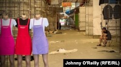 Olekszij Cselisev vásárlókra várva a harkivi Barabasova piacon