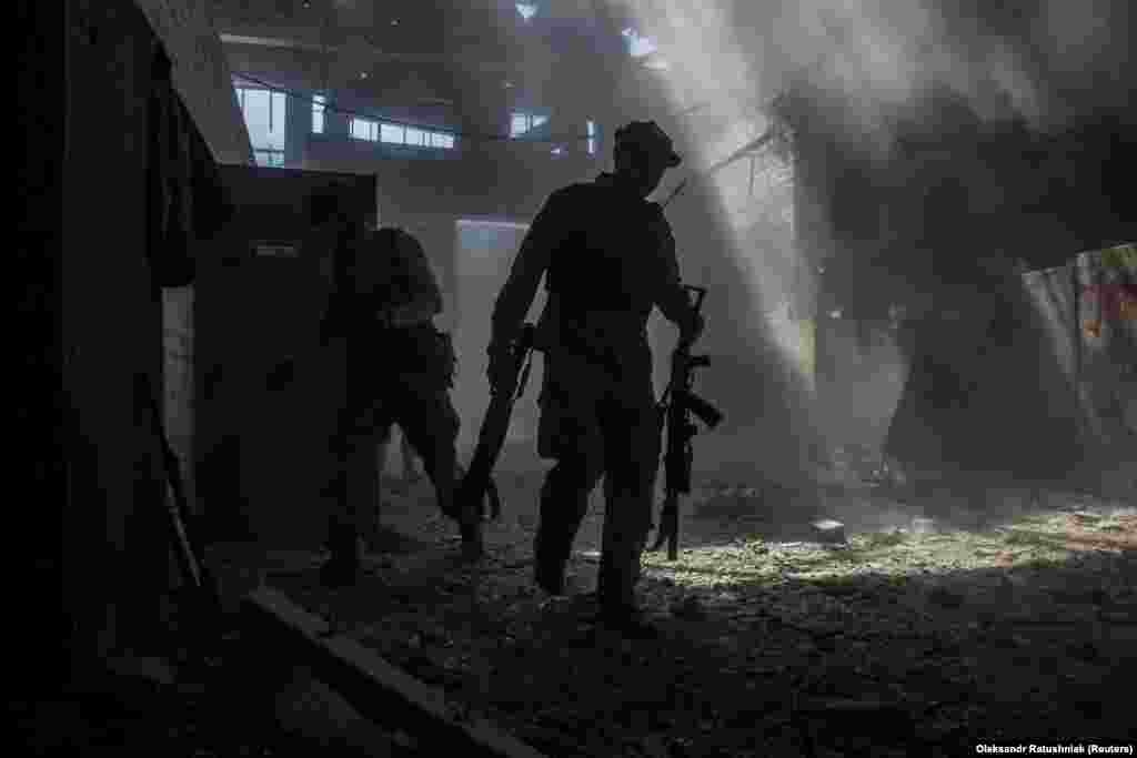 Бидејќи руските сили го контролираат поголемиот дел од Северодоњецк, стотици цивили кои побараа засолниште во хемиската фабрика Азот не можат да заминат поради интензивните борби. &bdquo;Евакуација е можна доколку има договор на највисоко ниво, ако има прекин на огнот и јасно дефинирана рута&ldquo;, рече регионалниот гувернер на Луганск, Серхи Хејдеј.