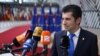 Kiril Petkov bolgár miniszterelnök újságírói kérdésekre válaszol, miközben az Európai Tanács ülésére érkezik Brüsszelben 2022. június 24-én