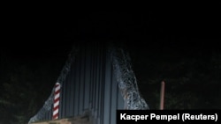 Poljska je postavila čelični zid na granicu s Belorusijom kako bi sprečila ulazak migranata. Dok poljska vlada vodi snažnu antiimigrantsku politiku, konzulati te zemlje na Bliskom istoku i severu Afrike su, prema navodima medija, davali radne vize za mito.