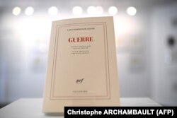 رمان «جنگ» جزو همان شش هزار صفحه دستنویس سلین است که سال گذشته اخبار مربوط به چگونگی پیدا شدن آنها منتشر شد.