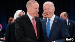Түркиянын лидери Режеп Тайып Эрдоган жана АКШнын президенти Жо Байден НАТОнун саммитинде. 29-июнь, 2022-жыл. Мадрид.