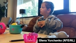 Хлопчик з Херсонської області в офісі організації Help Ukraine Gothenburg. Гетеборг, Швеція