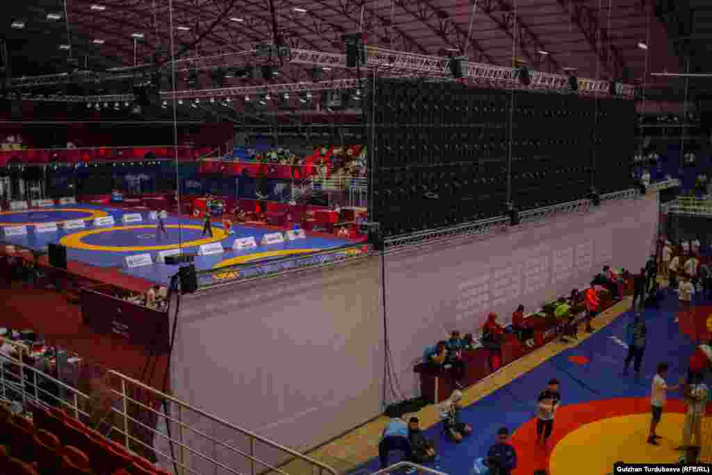 17 жана 23 жашка чейинкилер арасындагы күрөш боюна Азия чемпионаты 26-июнда аяктайт. Чемпионат &quot;Бишкек-Арена&quot; музмайданында өтүп жатат.&nbsp;23 жашка чейинкилер арасында эркин күрөш, грек-рим күрөшү жана кыз-келиндер күрөшү боюнча таймаштар 23-июнда башталат.