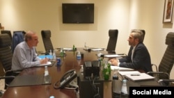 علی باقری کنی، مذاکره‌کننده ارشد هیئت ایرانی (راست) و انریکه مورا، مذاکره‌کننده ارشد اتحادیه اروپا، در دوره تازه مذاکرات احیای برجام در دوحه