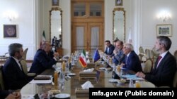 جوزپ بورل (راست، وسط) در تهران