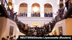 Protestatarii în palatul prezidențial, după fuga președintelui Gotabaya Rajapaksa